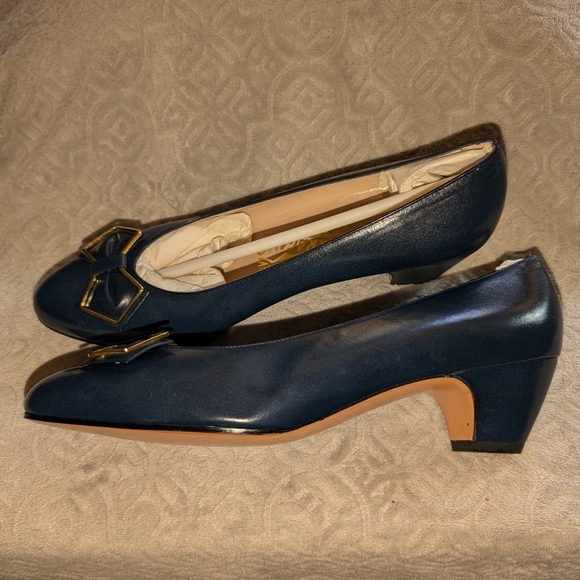 NWOT! SALVATORE FERRAGAMO BLUE Leather Pumps with Bows - Picture 10 of 16